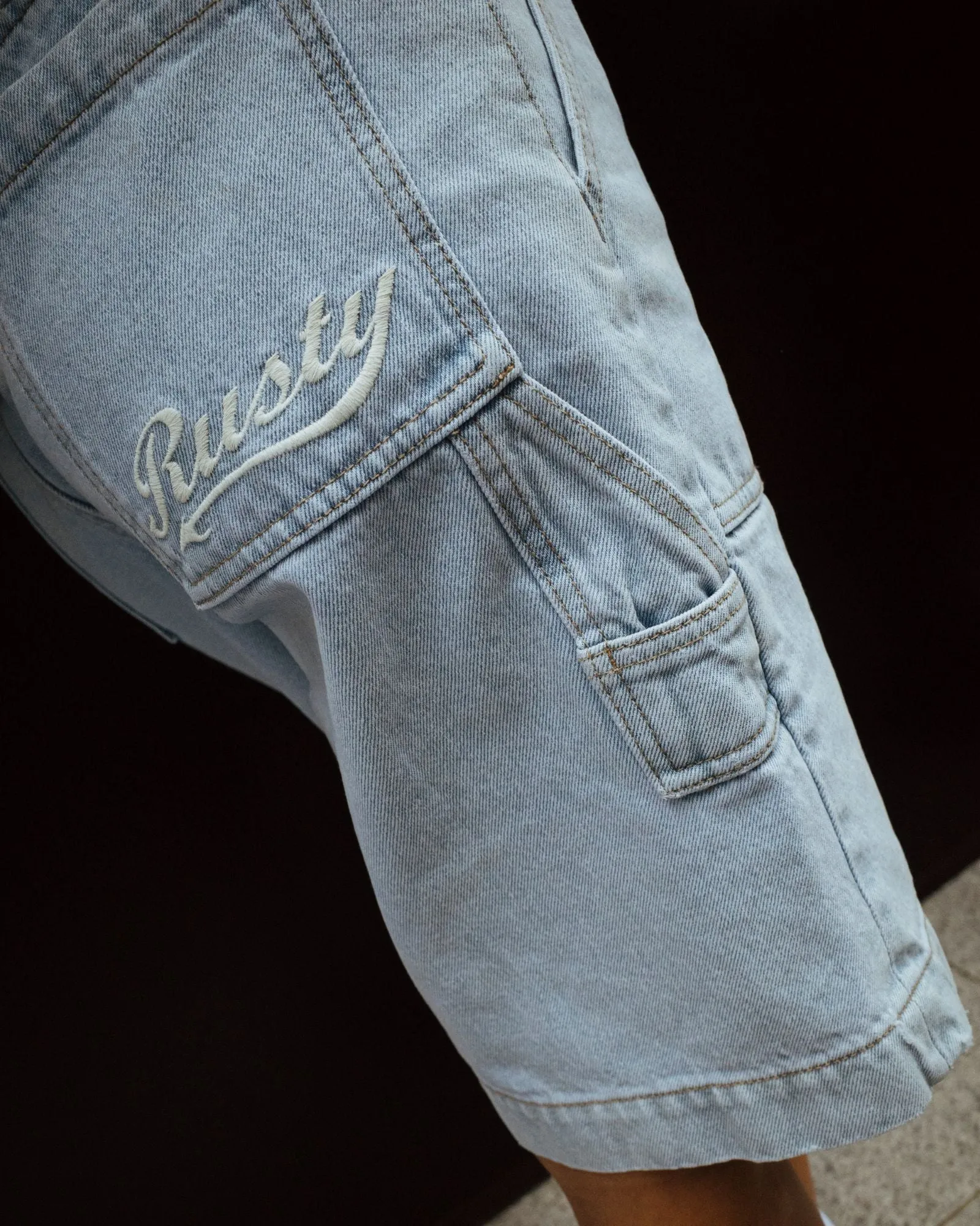 Billie Low Rise Carpenter Jort