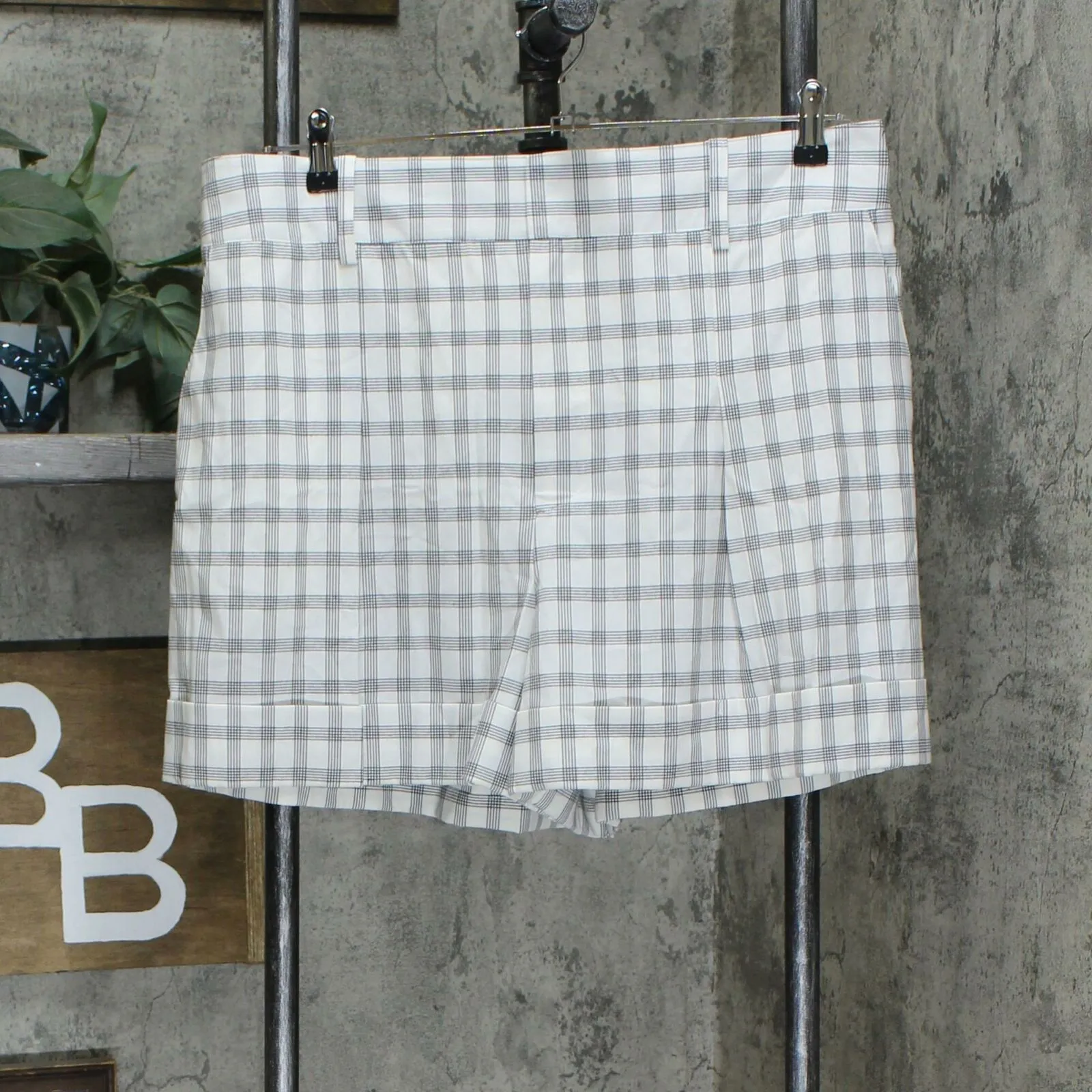 NWT Danielle Bernstein Plus Size Pleated Cuffed Plaid Dress Shorts. 719P066W 16W